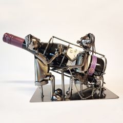 Wijnfleshouder echtpaar aan bistrotafeltje met hondje