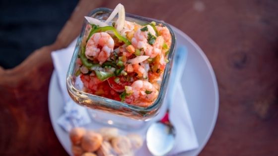 Hoe maak ik cocktailsaus voor garnalen?